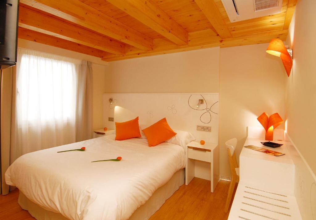 Postel nebo postele na pokoji v ubytování Hostal riMboMbin