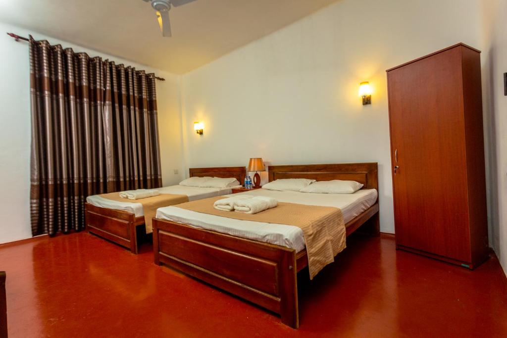 Postel nebo postele na pokoji v ubytování Dayanithi Guest House