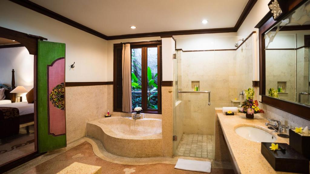 Koupelna v ubytování Kori Ubud Resort, Restaurant & Spa