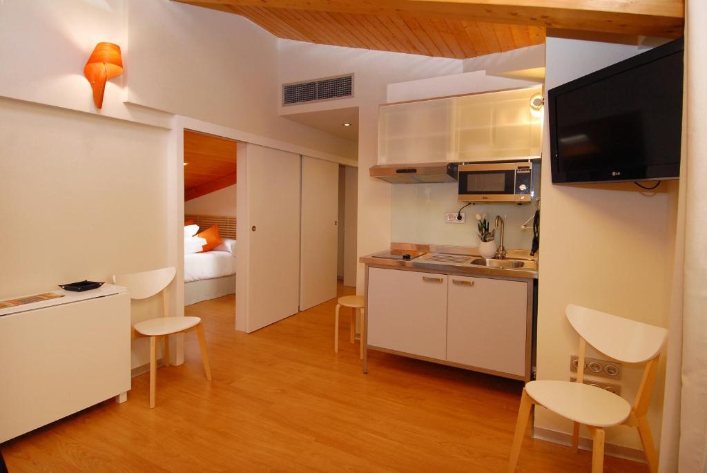 Kuchyň nebo kuchyňský kout v ubytování Hostal riMboMbin