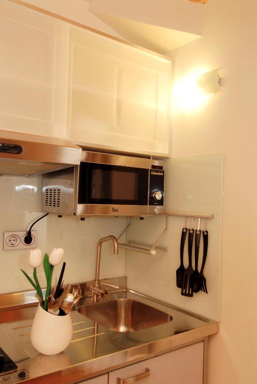 Kuchyň nebo kuchyňský kout v ubytování Hostal riMboMbin