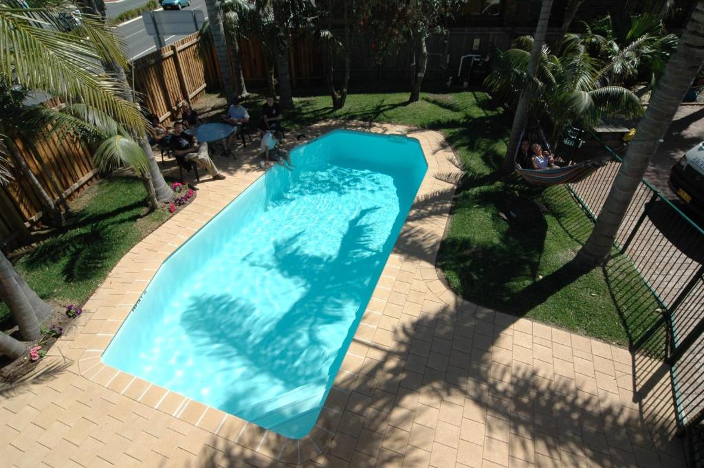 una vista aérea de una piscina en un patio en Port Macquarie Backpackers, en Port Macquarie