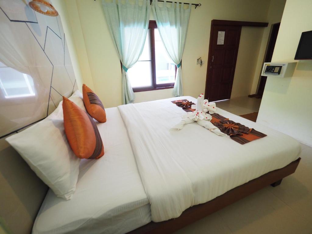 Postel nebo postele na pokoji v ubytování Lanta Fevrier Resort