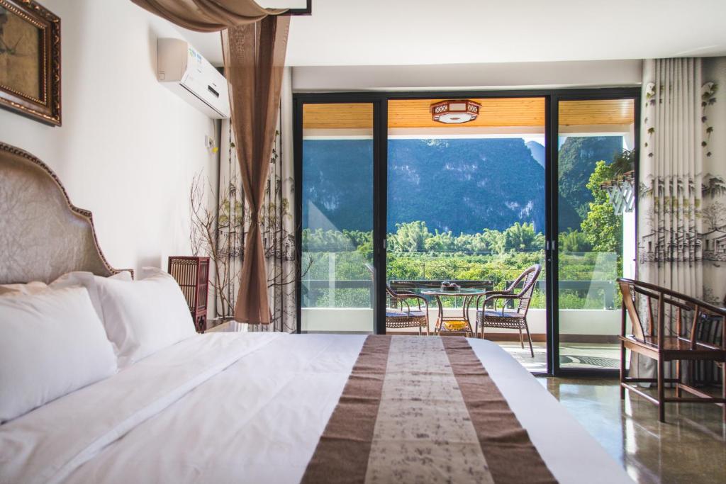 Nespecifikovaný výhled na hory nebo výhled na hory při pohledu z hotelu