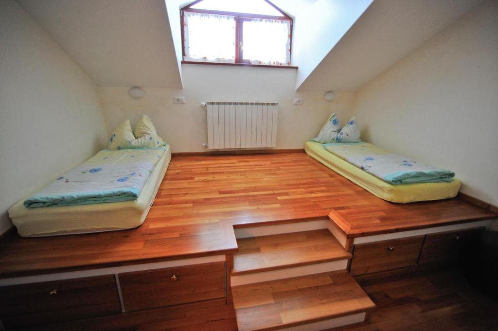 Postel nebo postele na pokoji v ubytování Tourist Farm Pri Kafolu