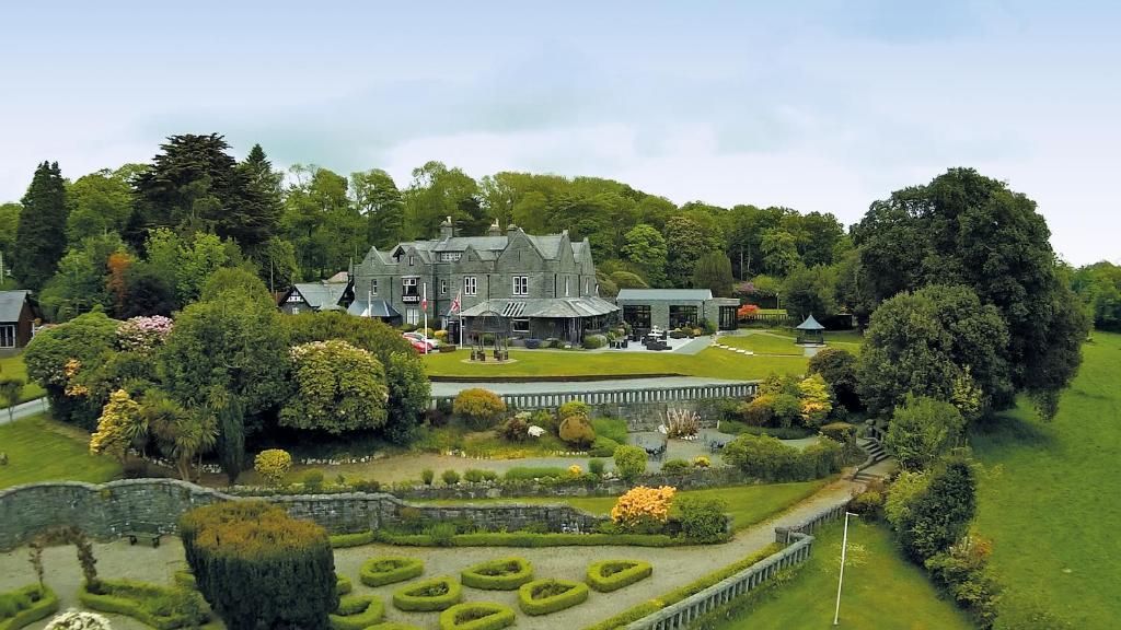 een luchtzicht op een groot huis met een tuin bij Bron Eifion Hotel in Criccieth