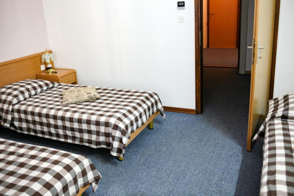 Postelja oz. postelje v sobi nastanitve Hotel Veli Jože