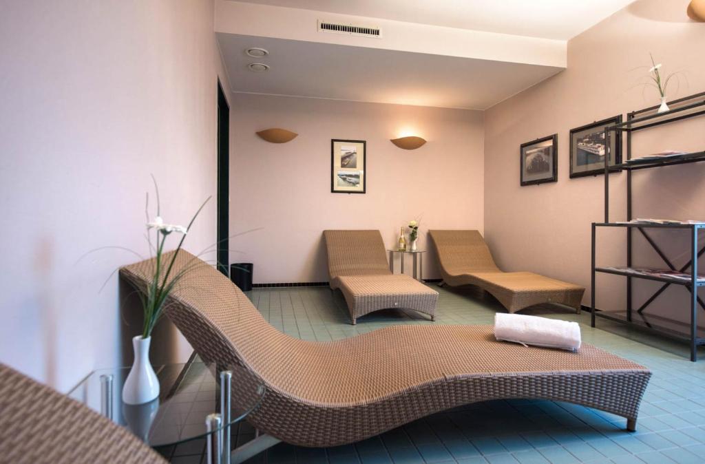Posezení v ubytování Trans World Hotel Donauwelle