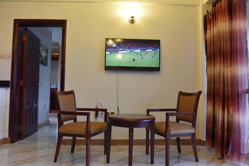 TV a/nebo společenská místnost v ubytování Interservice Hotel