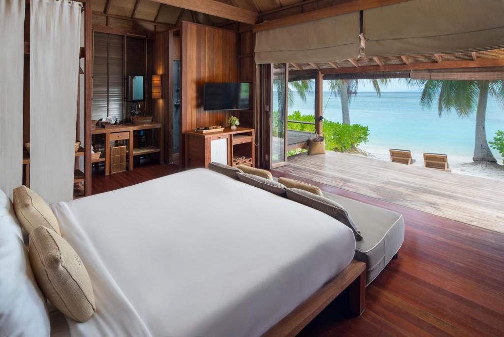 Haadtien Beach Resort - Castaway Beach Villa