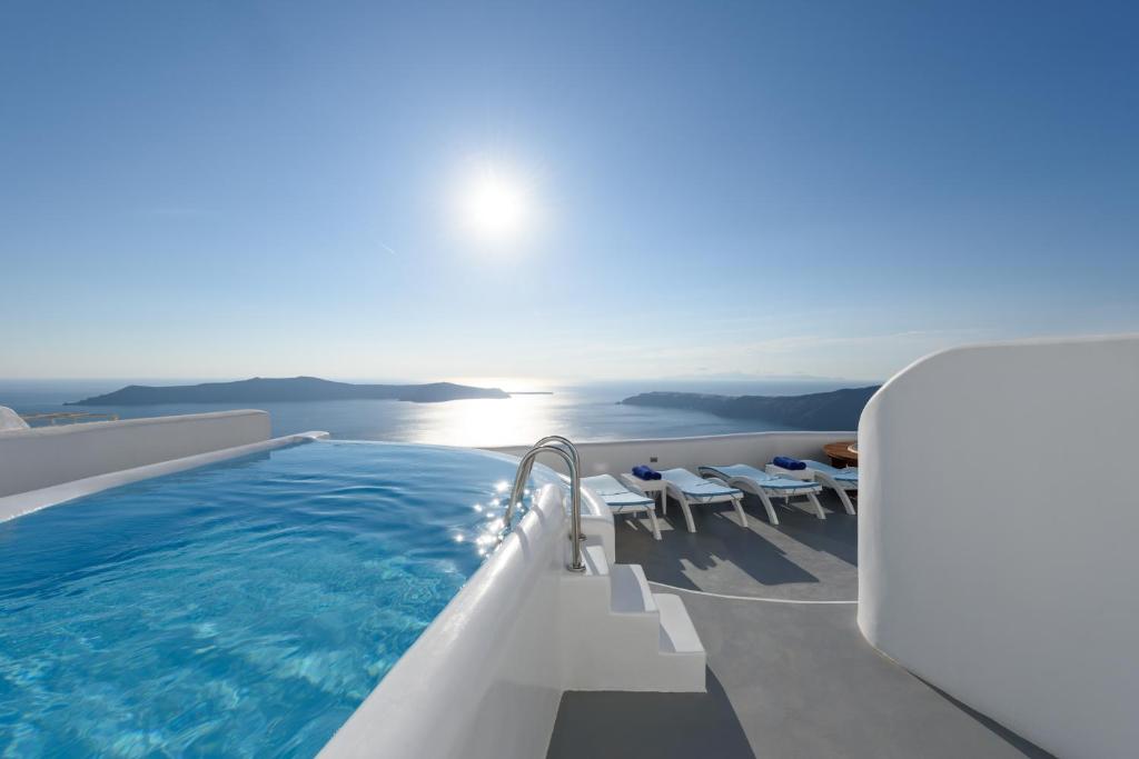 una casa con piscina y vistas al océano en Abyssanto Suites and Spa, en Imerovigli