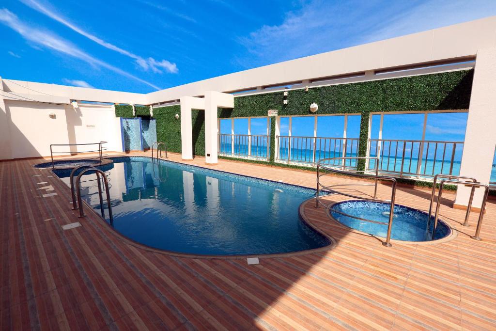 una piscina en la terraza de un crucero en V Hotel Fujairah en Fujairah