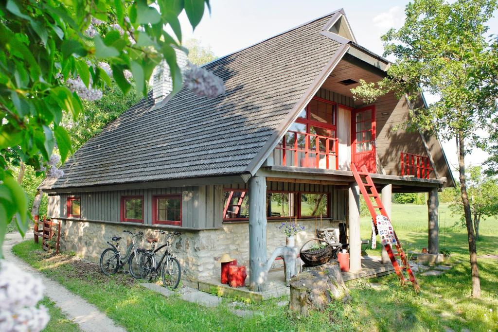 una casa con bicicletas estacionadas fuera de ella en Kodade Holiday Home, en Kukeranna