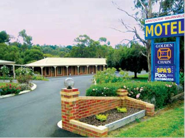 un cartello di un motel di fronte a un edificio di Aristocrat Waurnvale a Geelong