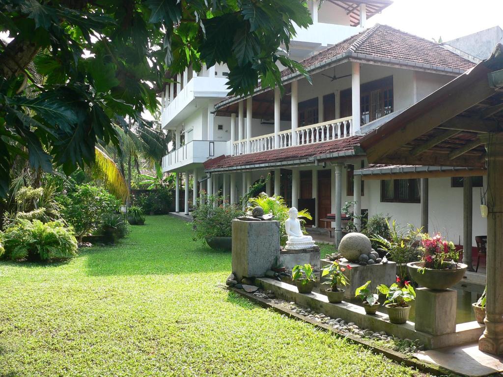 una casa con un jardín delante de ella en Gästehaus Isabella, en Beruwala