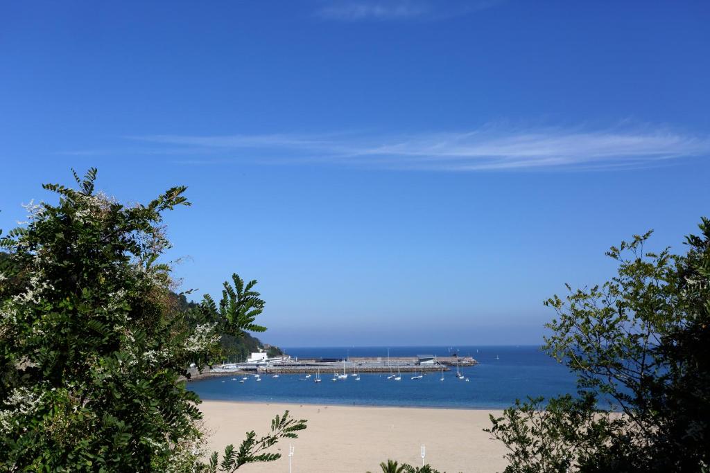 uma vista para uma praia com barcos na água em Higer Bidea 1 - Basquenjoy em Hondarribia