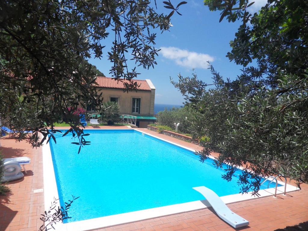 una piscina frente a una casa en Maison Marida, en Maratea