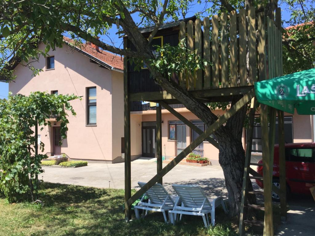 Budova, v ktorej sa apartmán nachádza