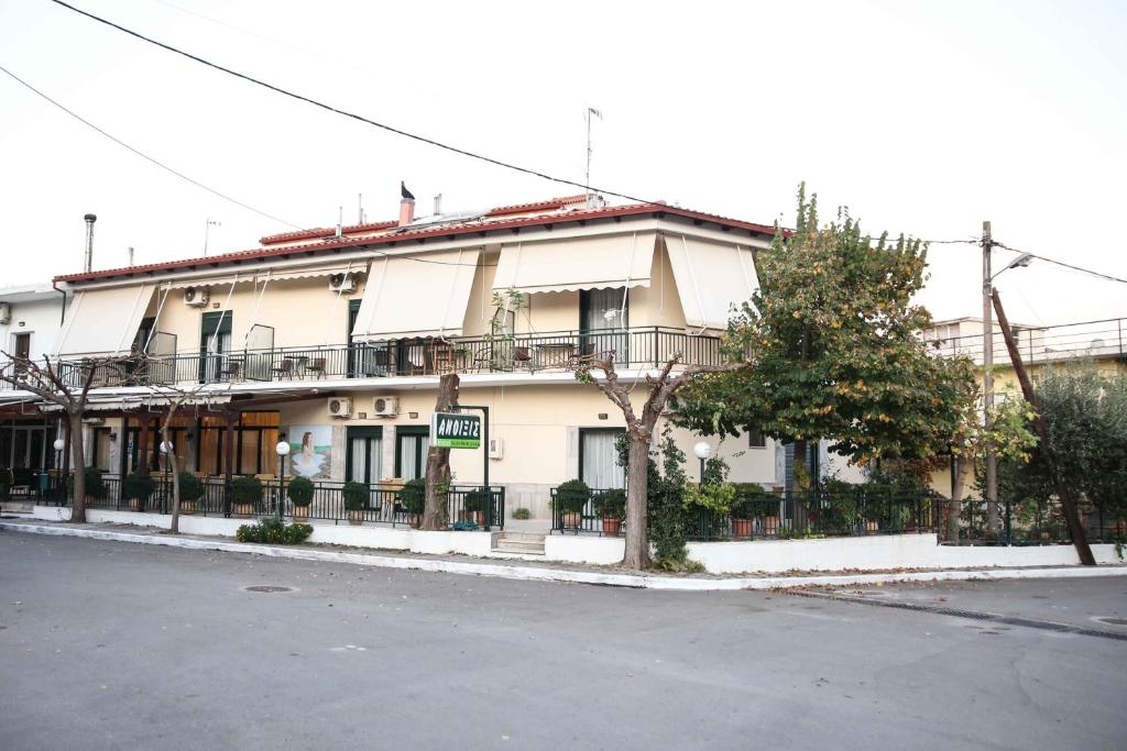 un gran edificio blanco al lado de una calle en Anixis Hotel, en Loutra Ipatis