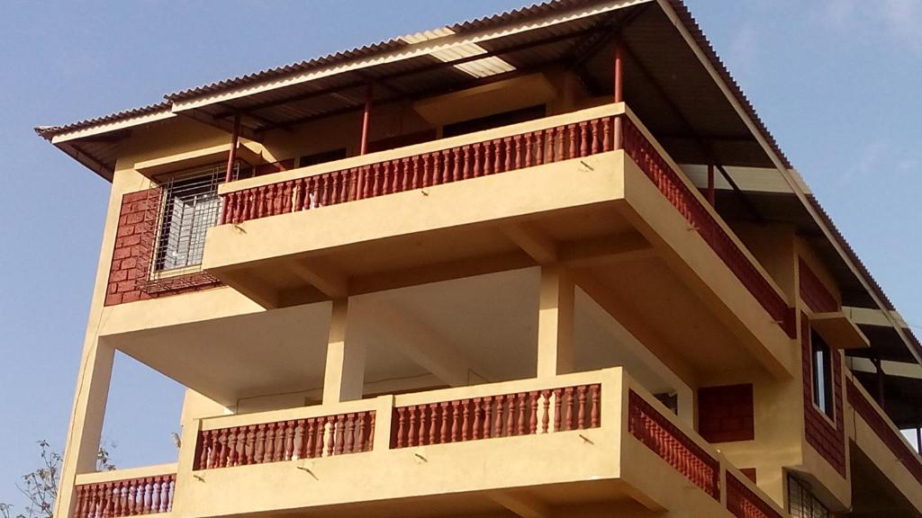 een gebouw met balkons aan de zijkant bij Nivaant in Dapoli