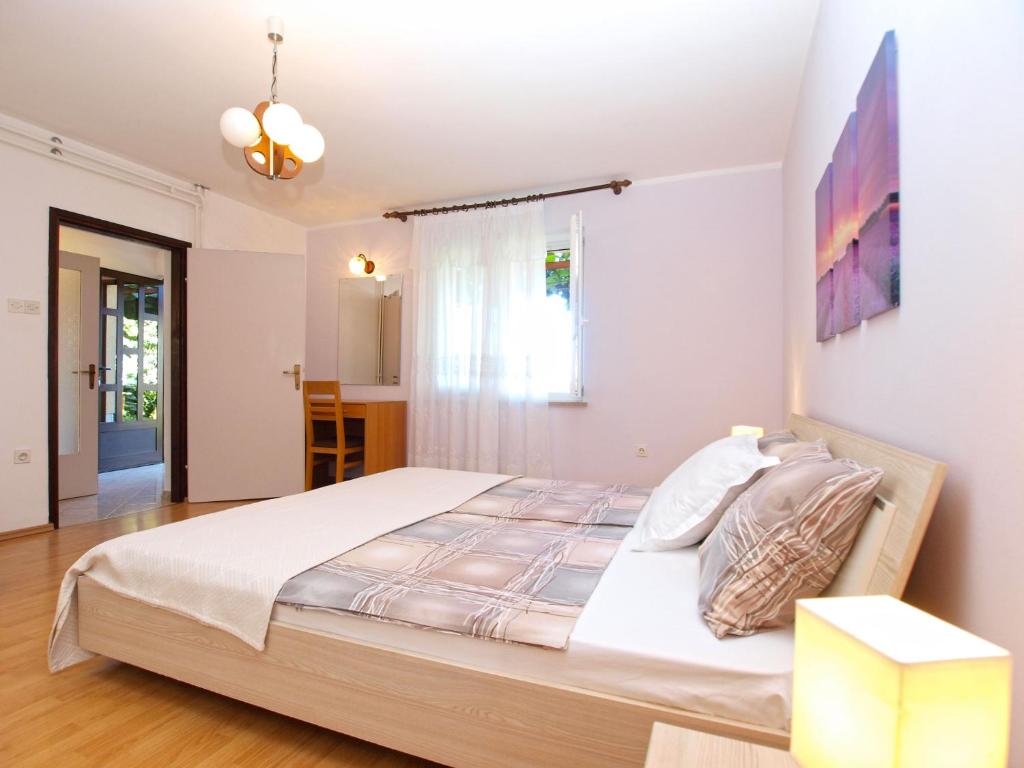 sypialnia z dużym łóżkiem w pokoju w obiekcie Apartment Nevenka 1482 w Medulinie