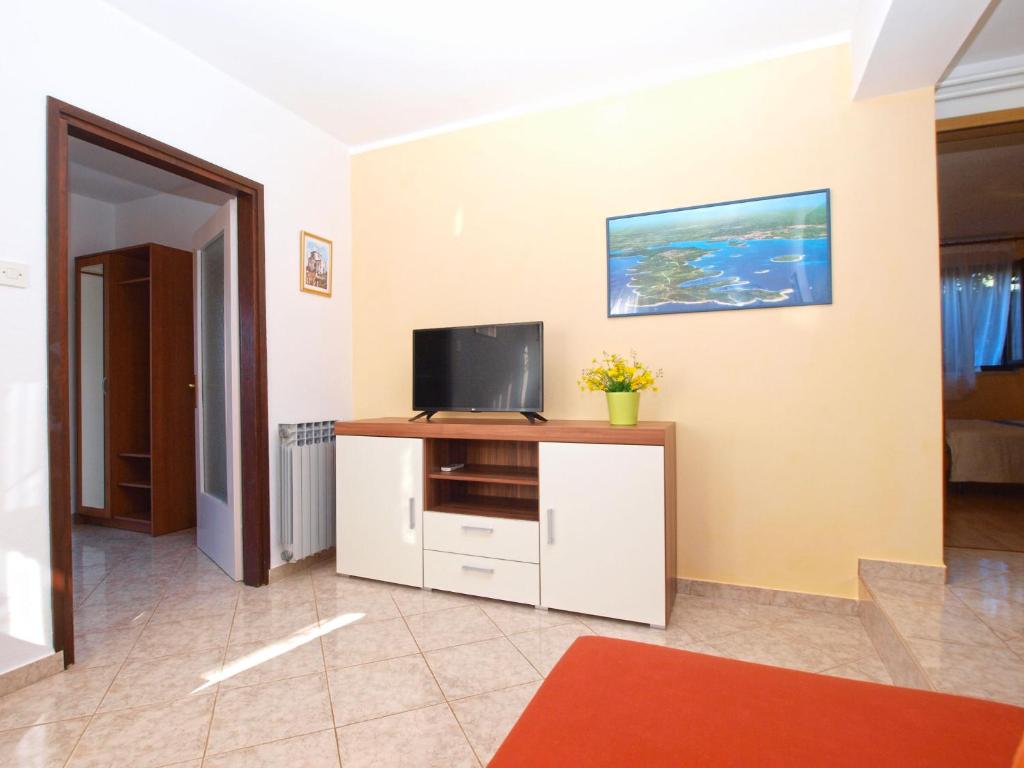 Telewizja i/lub zestaw kina domowego w obiekcie Apartment Nevenka 1482