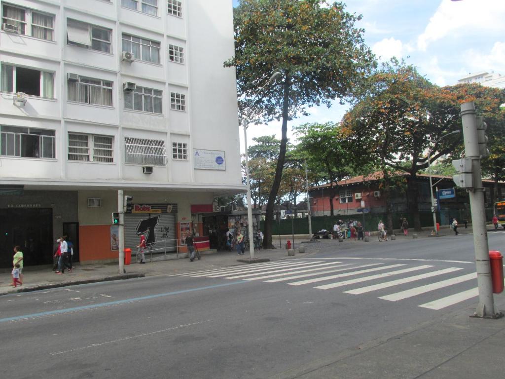 una calle de la ciudad con un edificio blanco y una pasarela en Conjugado em Copacabana, en Río de Janeiro