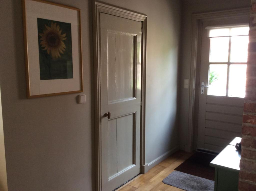 eine Tür in einem Zimmer mit Fenster und Bild in der Unterkunft Bed&Breakfast Oudeschans in Oudeschans