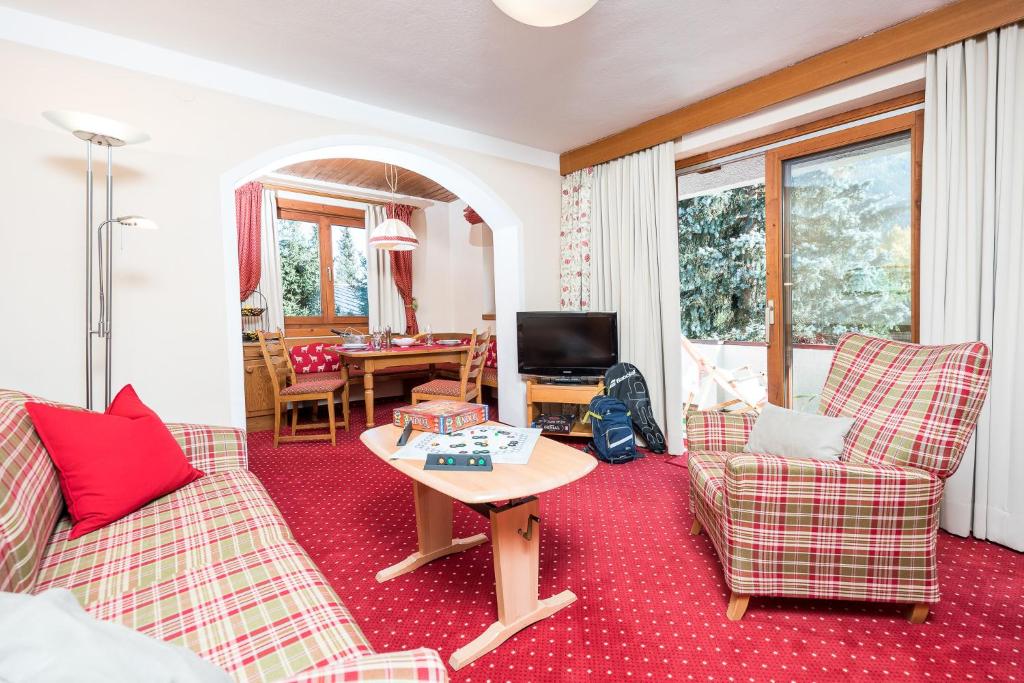 TV a/nebo společenská místnost v ubytování Gästehaus Schusser an der Therme, Frühstück inklusive, Doppelzimmer und Ferienwohnung
