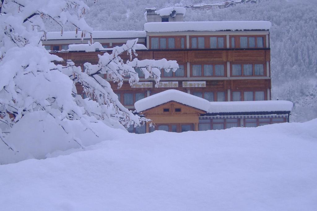 Obiekt Hotel Dalla Serra zimą