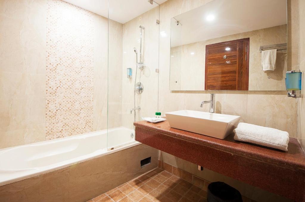 Uma casa de banho em Airport Hotel Ramhan Palace Mahipalpur