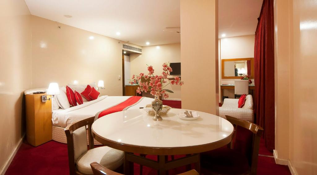 Uma cama ou camas num quarto em Airport Hotel Ramhan Palace Mahipalpur