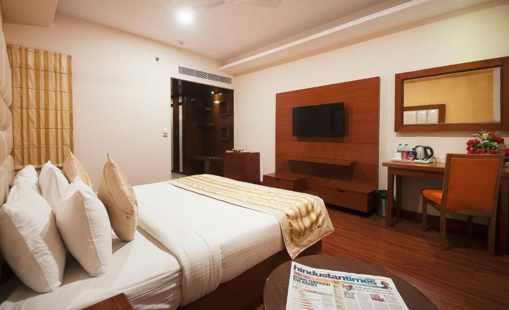 Uma televisão e/ou sistema de entretenimento em Airport Hotel Ramhan Palace Mahipalpur