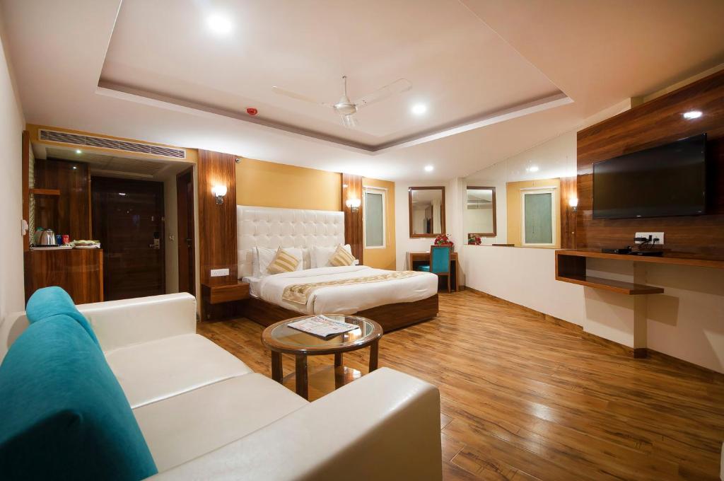 Uma televisão e/ou sistema de entretenimento em Airport Hotel Ramhan Palace Mahipalpur