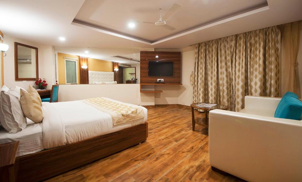 Uma cama ou camas num quarto em Airport Hotel Ramhan Palace Mahipalpur
