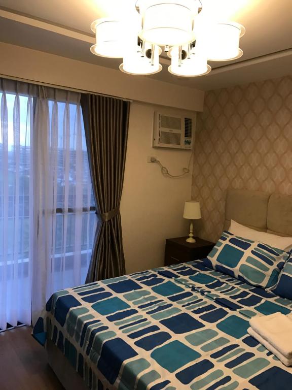 Grand Apartment near BGCにあるベッド