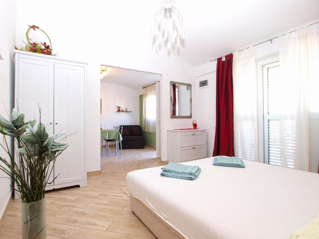Postel nebo postele na pokoji v ubytování Apartments Nadia 1493