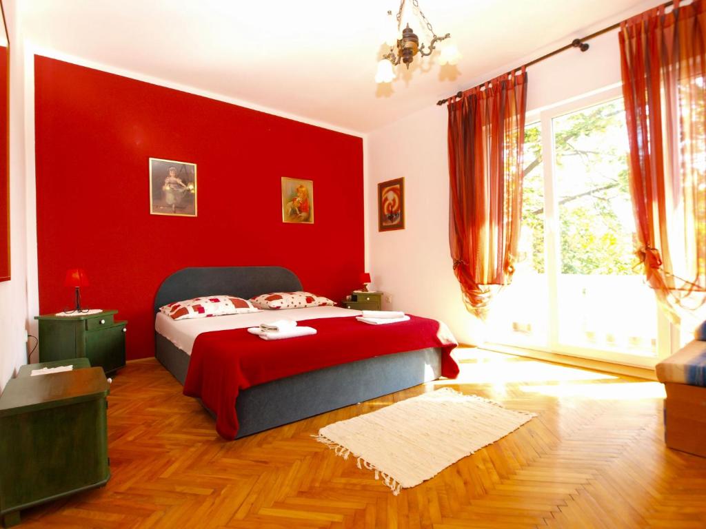 Postel nebo postele na pokoji v ubytování Apartments Nadia 1493