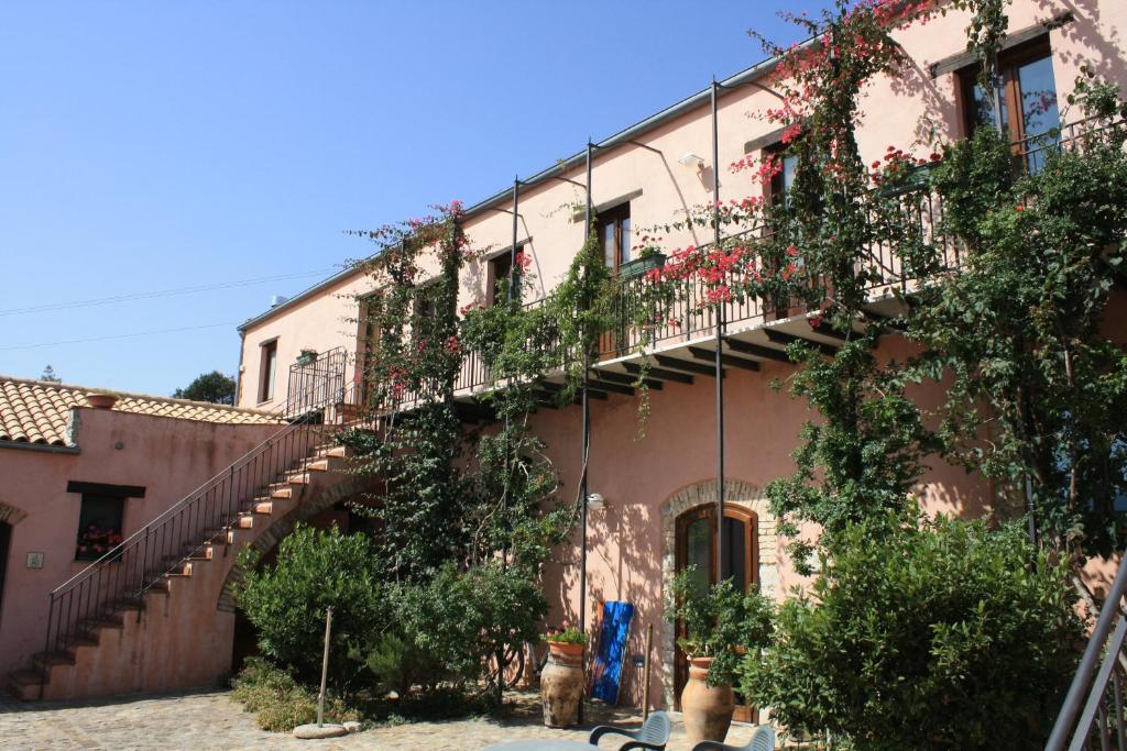 um edifício com uma escada e plantas sobre ele em Agriturismo Case Tabarani em Collesano