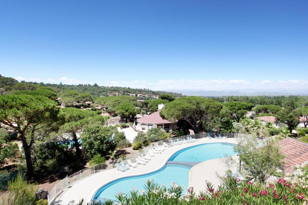 an overhead view of a swimming pool at a resort at Résidence Odalys Domaine des Eucalyptus in Saint-Aygulf