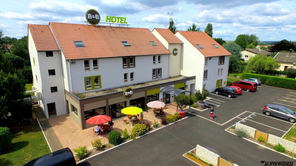 an aerial view of a hotel with a parking lot at B&B HOTEL Verdun in Verdun
