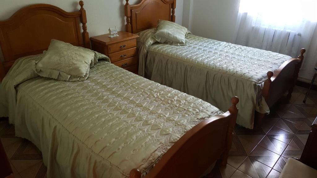 sypialnia z 2 łóżkami i komodą w obiekcie Casa Páez w mieście Pasantes