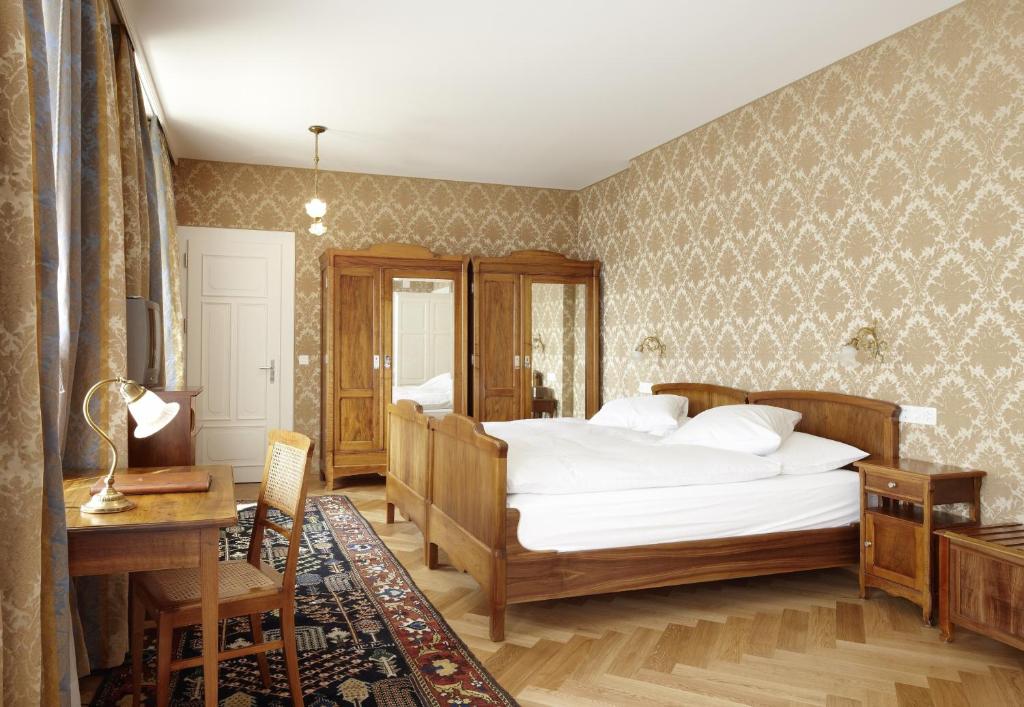 Postel nebo postele na pokoji v ubytování Hotel Waldhaus Sils