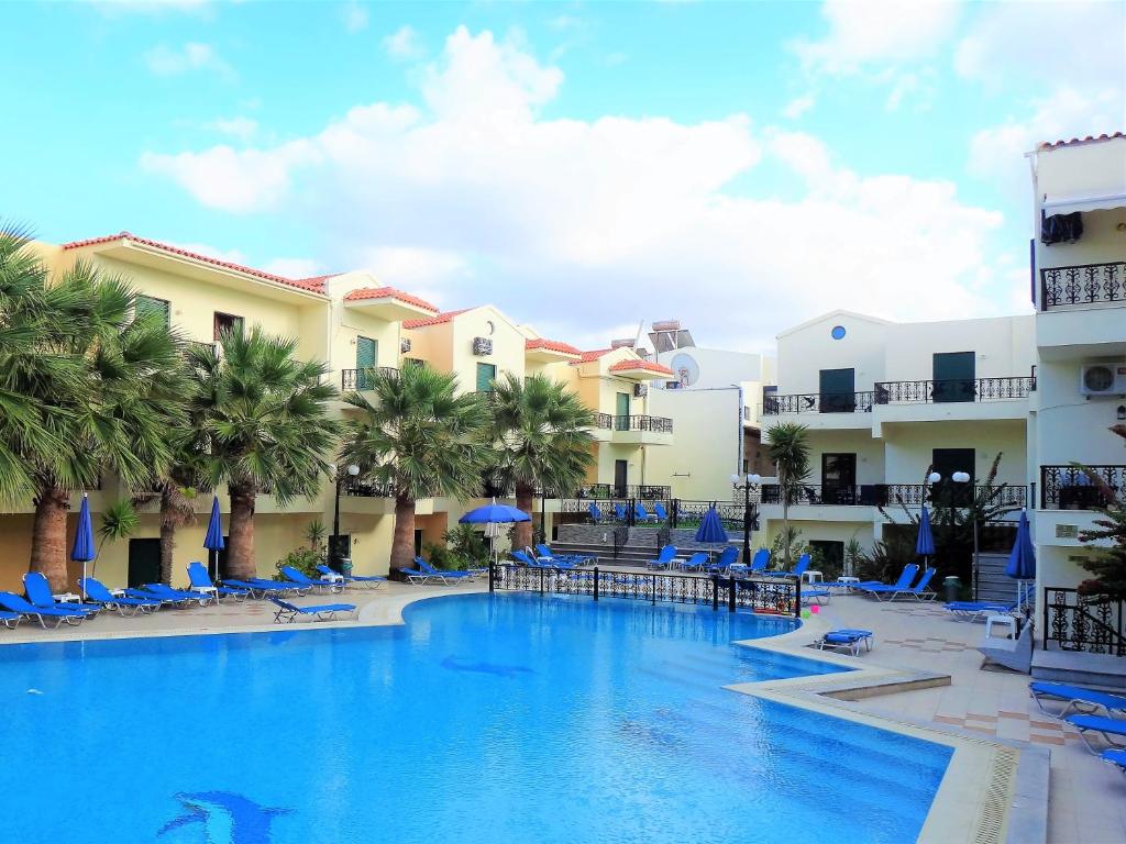 Blick auf den Pool im Resort in der Unterkunft Diogenis Blue Palace in Gouves