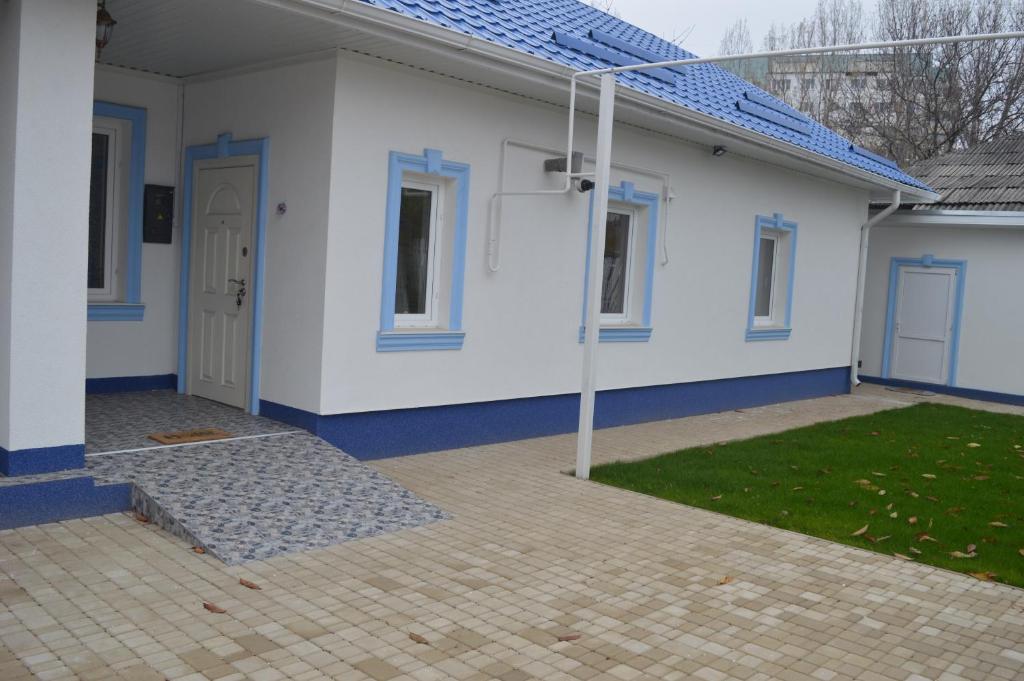 a house with blue and white walls and a courtyard at Dream House in Bălţi