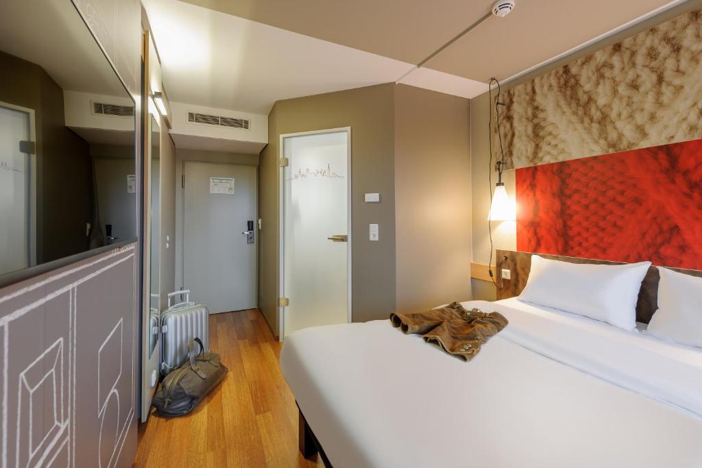 Postel nebo postele na pokoji v ubytování ibis Hotel München Messe