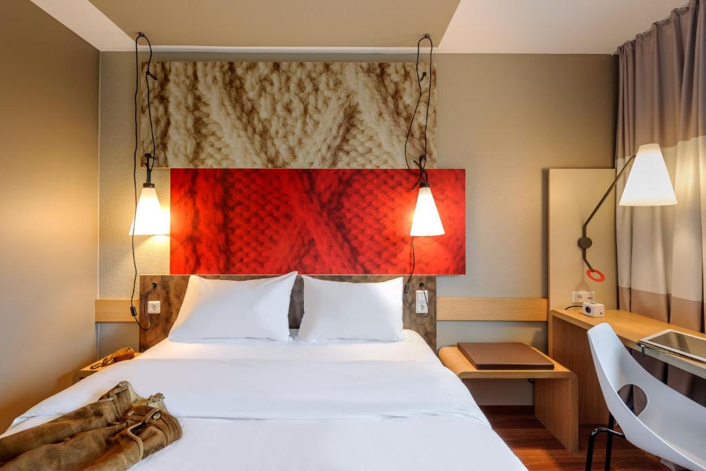 Postel nebo postele na pokoji v ubytování ibis Hotel München Messe