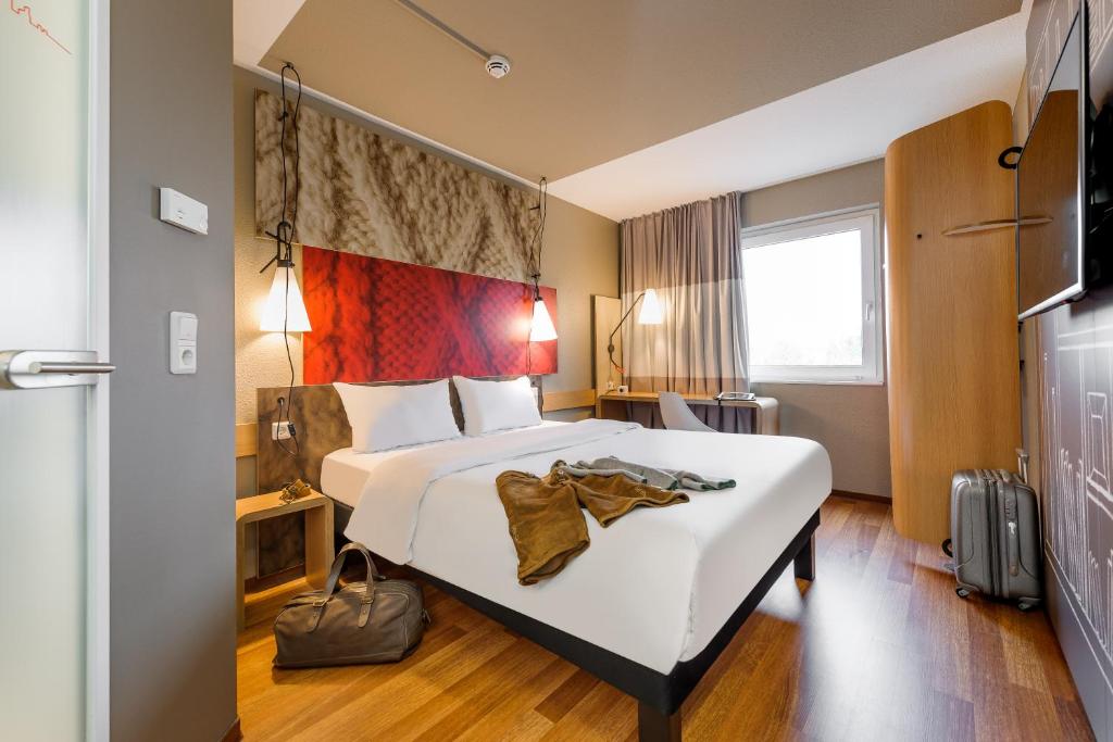 Postel nebo postele na pokoji v ubytování ibis Hotel München Messe