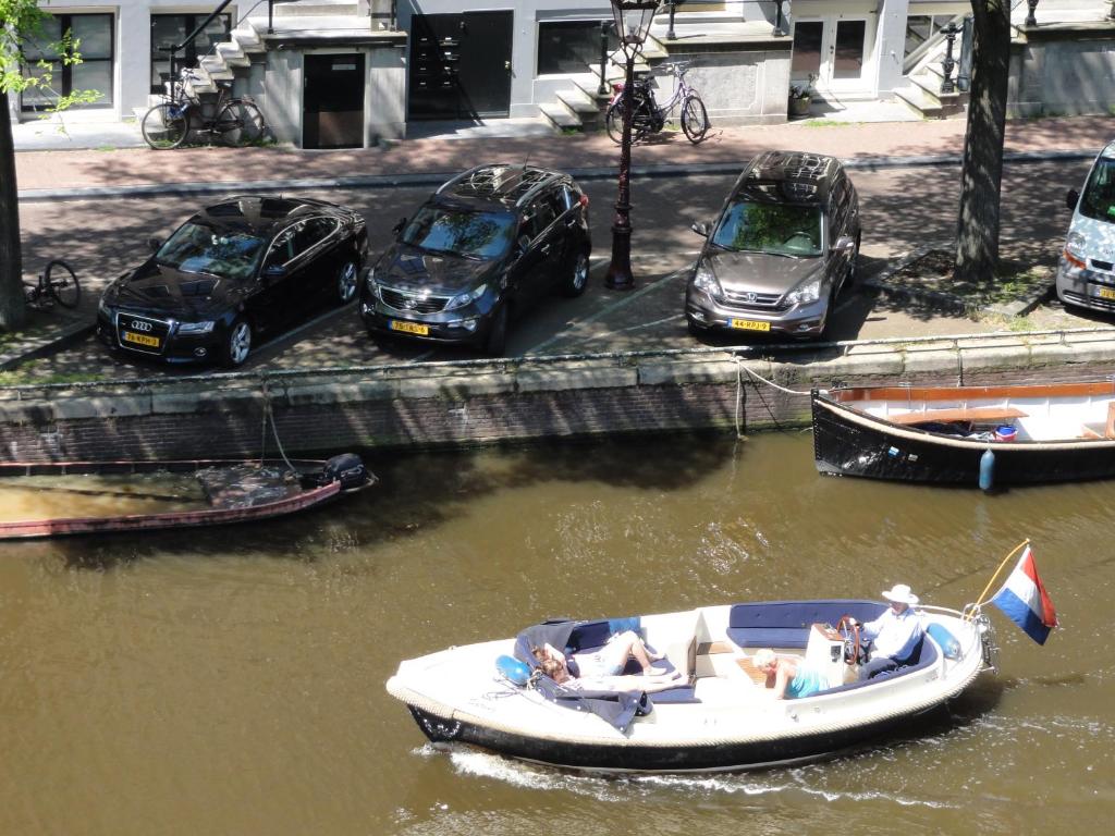 Blick auf einen Fluss in der Nähe des Hotels