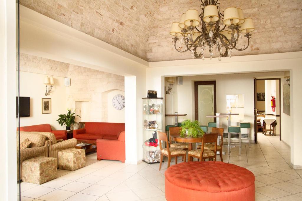 un soggiorno con divano e tavolo di Hotel Lanzillotta ad Alberobello